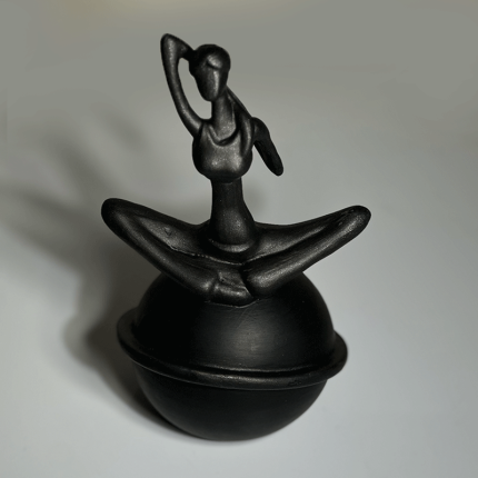 مجسمه یوگی روی کره رنگ مشکی